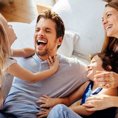 famille s'amuse dans leur maison